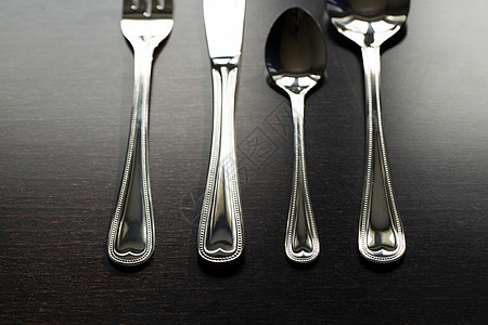 黑背景的餐具 叉子 勺子 刀子食物桌子圆圈刀具银器服务黑色工作室金属午餐图片