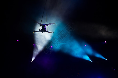 马戏团 画布上的空中体操运动员 布 马戏团艺术家 在马戏团的圆顶下飞行高跷灵活性姿势艺术男人竞技场女孩绳索空中飞人平衡图片