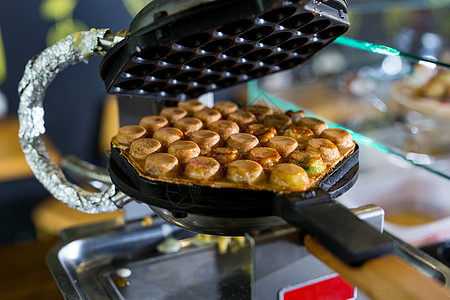 机器在香港的店里制造了泡泡华夫饼高清图片