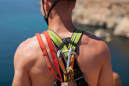 绳子从悬崖上跳下 在水中用绳子岩石跳绳危险自由挑战勇气乐趣旅行绳索自由落体图片