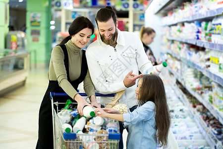 有小孩的年轻家庭在超市里选择牛奶女士高清图片素材