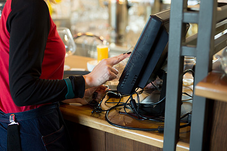 现代咖啡馆或酒吧的服务员通过平板电脑或寻购器订货或付款图片