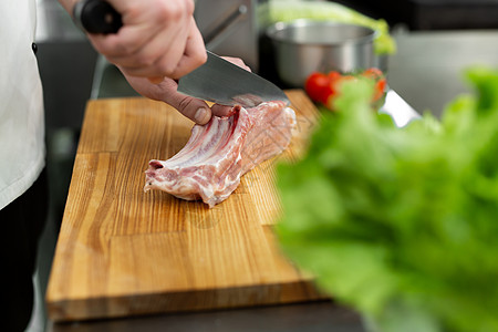 大厨在木板上切肉烧烤盘子厨房男性烹饪屠夫牛肉鱼片牛扒猪肉图片