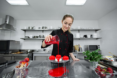 用镜子玻璃做慕斯蛋糕的过程 冷冻的镜子在蛋糕上加冰霜派对美食糕点餐厅糖果商烹饪厨师甜点面包糖果图片