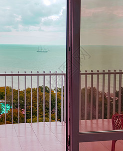 美丽的海景和豪华豪华游艇 从阳台乘着扶手椅 在别墅度假 度假胜地图片