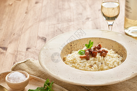 Risoto 和香肠蘑菇放在大盘子里 传统的意大利菜图片