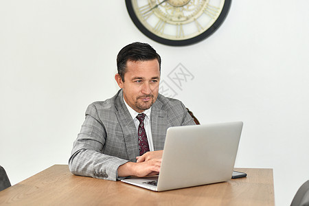 一个成熟的男人在电脑上工作图片