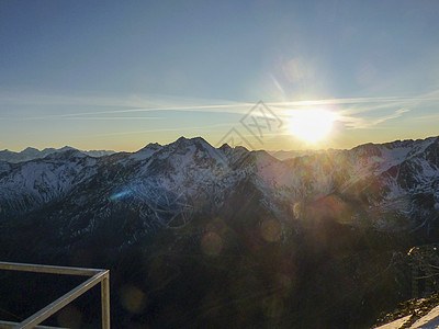 瓦勒塞纳莱斯山和带有冰川的雪河谷全景教会元老院山脉图书滑雪板岩石天堂诗人仙境文化背景图片