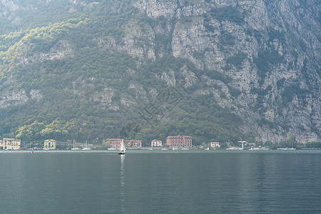 意大利Como湖山地山脉背景的机动船摩托艇奢华旅行活动快艇唤醒蓝色速度汽艇巡航图片
