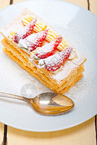 塔尼翁草莓蛋糕甜点盘子庆典小吃浆果鞭打蛋糕食物酥皮奶油馅饼图片