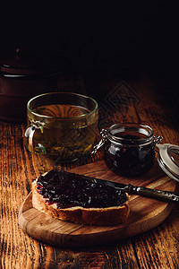 用果酱和绿茶喝杯红酒甜点浆果配料食物乡村醋栗花草小麦面包热饮图片