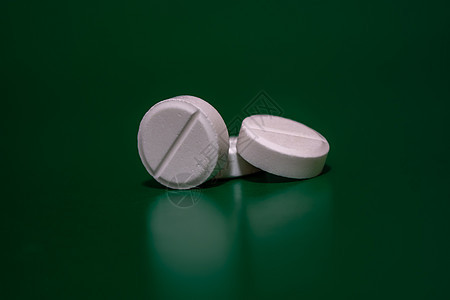 绿色背景的白药丸帮助剂量疼痛药物治疗处方药剂科学药店药片背景图片