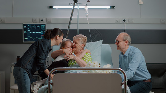 尼西和女儿去医院病房的床看病奶奶图片