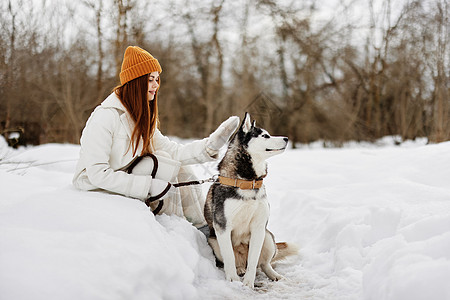 冬季在田野露户妇女与狗一起走路的画像  生活方式绅士猎犬生日友谊羊毛旅行格子财产剧院女士图片