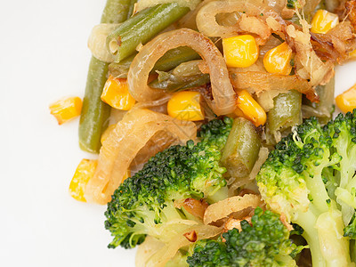 煮菜花椰菜 胡萝卜 绿豆 白盘上的玉米节食健康宏观营养烹饪饮食黄色食物蔬菜沙拉图片
