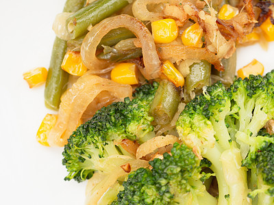煮菜花椰菜 胡萝卜 绿豆 白盘上的玉米白色烹饪食物节食健康宏观沙拉饮食维生素蔬菜图片