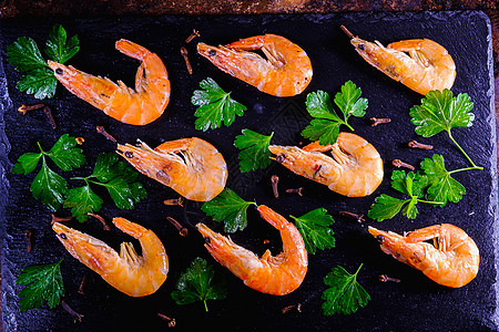 黑石板上煮虾 餐具背景和面食 奢侈品菜单推介会过敏餐厅奢华石板餐饮香菜海鲜营养生物图片