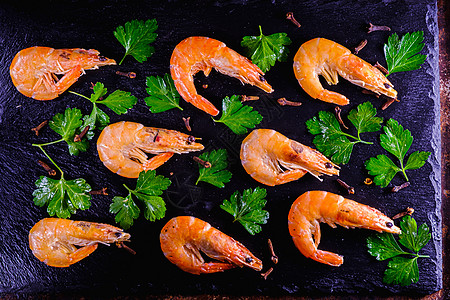 黑石板上煮虾 餐具背景和面食 奢侈品菜单海鲜石板过敏香菜餐厅餐饮生产推介会生物奢华图片