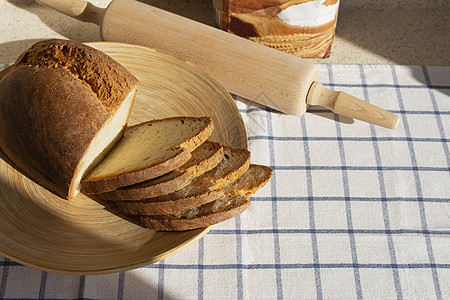 家庭切片 用面粉小麦做新鲜面包图片