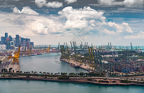 新加坡最繁忙的物流港口 大量起重机运送集装箱 大型货船在背面 摩天大楼在背面上城市景观船只海岸线经济船舶船运加载海洋运输图片