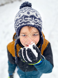 一个快乐的五岁男孩 冬天在雪中度过寒冬的肖像情绪雪人帽子游戏男性公园衣服闲暇天气微笑图片