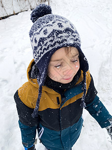 一个快乐的五岁男孩 冬天在雪中度过寒冬的肖像季节情绪微笑雪人娱乐男性童年活动幸福男生图片