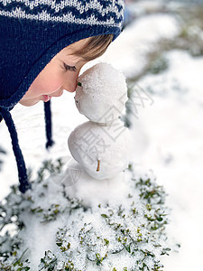 五岁快乐的男孩 冬天下雪天气公园娱乐季节游戏男生喜悦帽子童年雪人图片