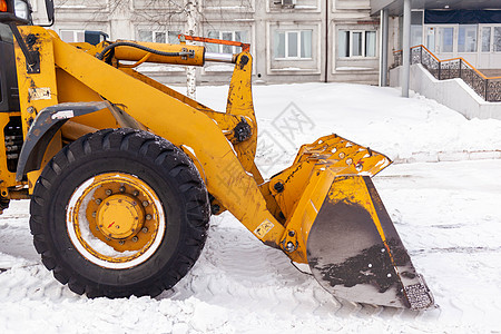 清扫和清理城市道路 以摆脱冬季的积雪暴风雪工作街道清洁工服务拖拉机装载机降雪司机车轮图片