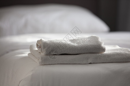 在旅馆床上堆叠的白色干净毛巾毯子洗衣店纺织品亚麻套房奢华风格折叠公寓棉布图片