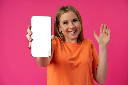 年轻女性在彩色背景下用孤立的白色屏幕显示智能手机手指衬衫成人蓝色促销商业技术展示学生小样背景图片