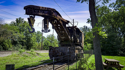 一列火车蒸车克莱恩 坐在铁轨上 翻车路的景象彩绘铁路蒸汽货运车轮引擎起重机乡村技术古董图片