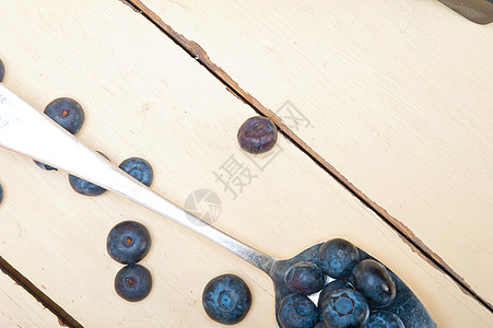 银汤匙上的新鲜蓝莓蓝色食物勺子浆果宏观木头饮食甜点小吃营养背景图片