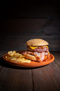 配有培根 奶酪和薯条的烤牛肉汉堡包 美式美味汉堡包在木制背景上烧烤摄影土豆乡村包子小吃美食牛肉熏肉面包图片