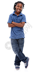 童年的自信 一个非裔美国人男孩 手抱起双手站立图片