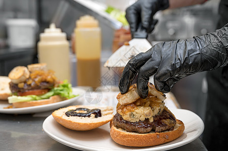 厨师做汉堡包 关门 做三明治 快餐概念 用蔬菜制作自制汉堡的配方摄影美食饭馆餐厅午餐厨房食物包子手套馅饼图片