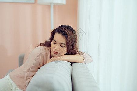 在沙发上睡午午午觉 紧贴脸部的漂亮女人图片