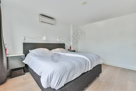 经典风格的卧室内室内空调窗帘床头柜白墙木地板双人床灰色图片