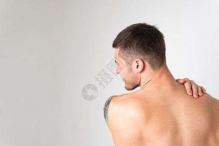 白人背景男性的颈部肌肉受伤疼痛 背痛 病男性健康 肌肉慢性 紧张的腰椎下部遭受诱惑治疗高清图片素材