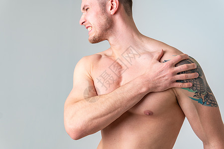 白人背景疼痛的白人肩关节肌肉酸痛 病夫背景成人 疾病持有 摸着腰椎病 背受诱人图片