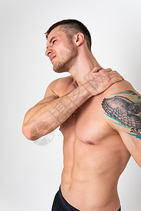 一个白人背景的男人的颈部肌肉受伤疼痛 背痛病态的白人背景药物 肌肉慢性 紧张的腰部护理 问题遭受吸引力关心高清图片素材