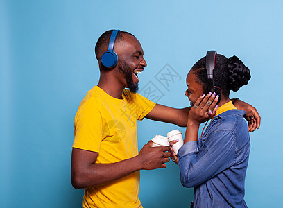 女朋友和男朋友在耳机上唱歌 玩得开心的歌图片