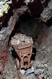 旧的废弃矿石矿 鲁斯提电车 矿物开采图片