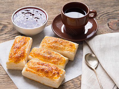 甜点的早餐 从泡芙糕饼 草莓果酱 咖啡杯 在羊皮纸上图片
