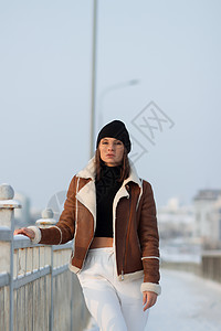 时尚的冬衣黑发女性配饰季节建筑学姿势帽子毛衣服装头饰个性图片
