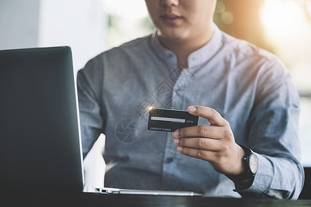在线购物和互联网支付 亚洲人正在使用他们的信用卡和笔记本电脑在数字世界中在线购物或办事商业零售卡片享受店铺摄影互联网手机银行业成图片