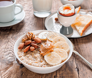 健康的早餐 燕麦和鸡蛋 早晨白天 生锈的木制桌子 侧视图片