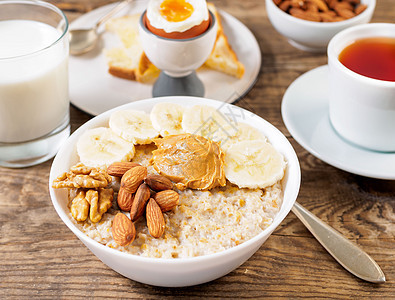 健康早餐 - 燕麦面加坚果 软煮蛋 有选择性的焦点 侧观 闭合图片