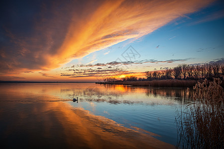 匈牙利Balaton湖上空美丽的日落光水面场景云景反射天际阳光气氛风景日落戏剧性图片