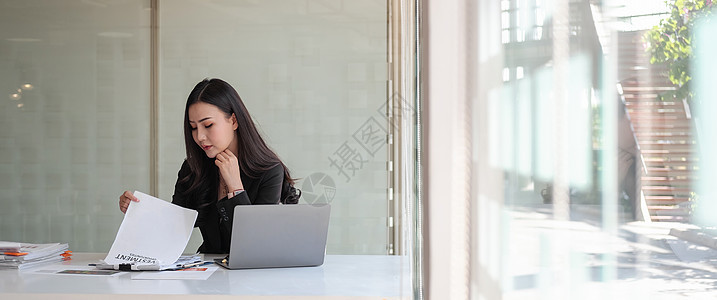 亚洲女性投资顾问分析公司年度财务报告资产负债表报表与文件图表的裁剪图 商业 市场 税收的概念图背景图片