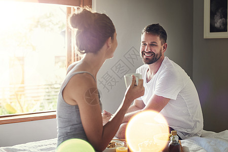 一对快乐的年轻夫妇在家里一起在床上吃早饭 拍到一张照片 我和我们每天都在一起度过余生图片